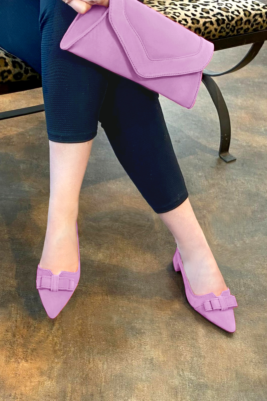 Mauve purple women's open back shoes, with a knot. Tapered toe. Low flare heels. Worn view - Florence KOOIJMAN